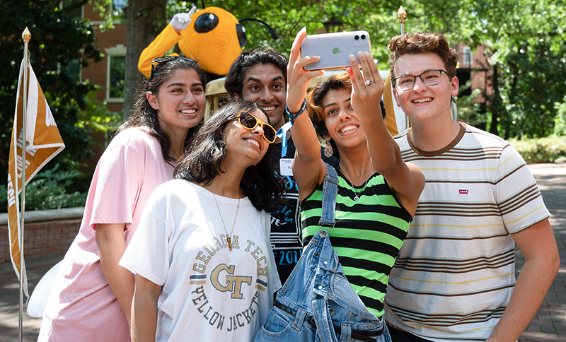 Group of first-year students taking a selfie with Buzz.